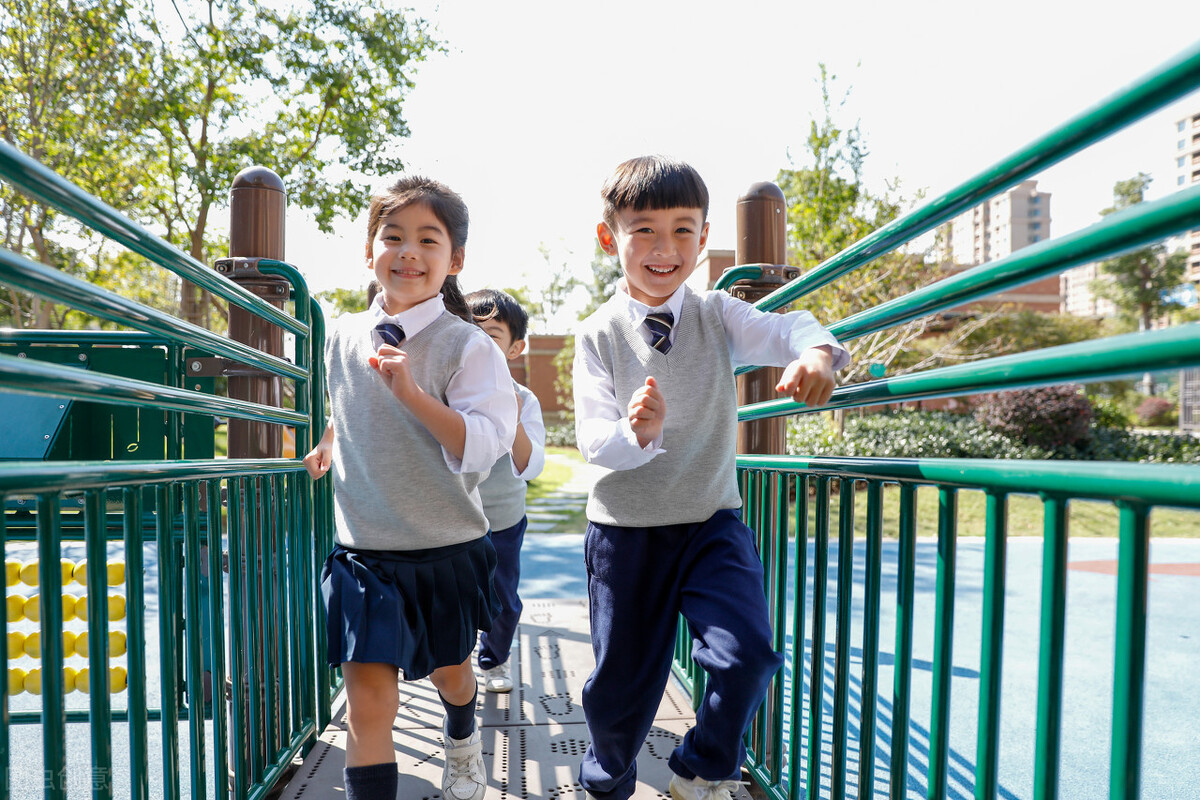 学校高价的校服引发家长的质疑,某学校小学生校服