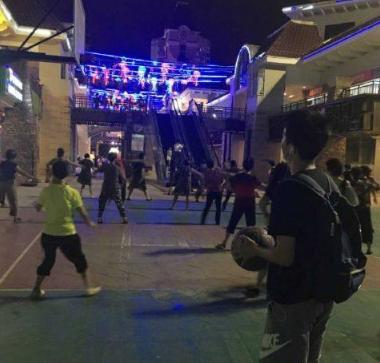 广场舞大妈把警察团围住,警察劝广场舞大妈