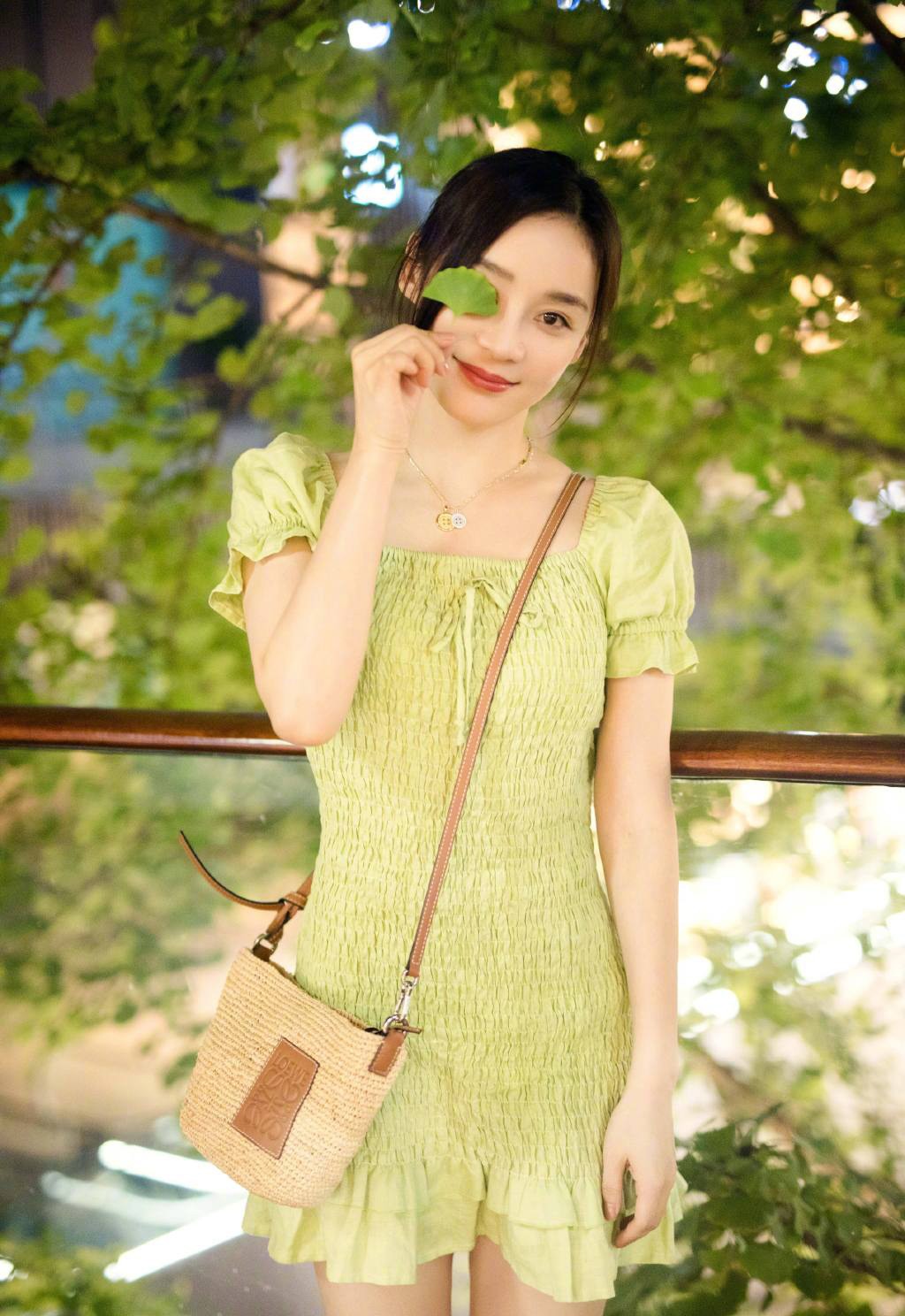 她被誉为“马甲线女王”,穿绿色修身裙甜美可爱,一点不像32岁