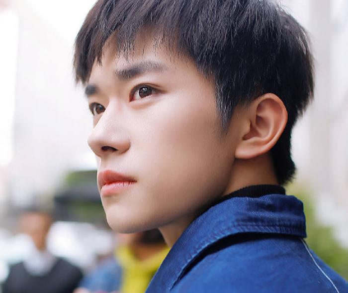 胖虎沙滩玩摔跤，易烊千玺踢球“路过”，假粉集体上线：摔他