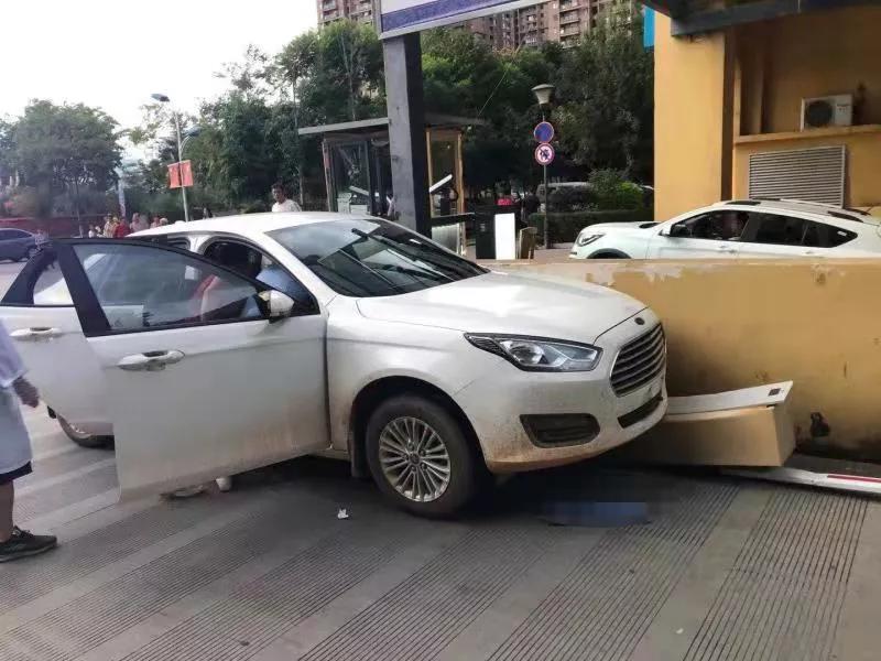 乘客癫痫发作列车长急救脱险,旅客癫痫发作列车长急救脱险