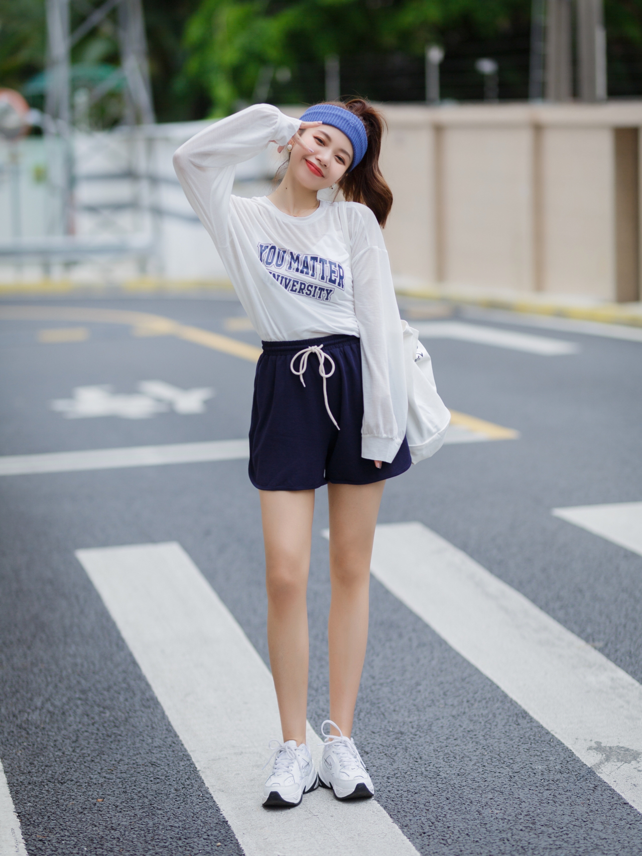 夏天男生黑色短裤搭配什么上衣,白色短裤配什么上衣和鞋子好