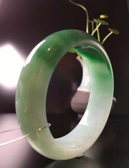 为什么女人喜欢黄金手镯,为什么女人偏爱手镯