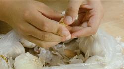 腊八蒜最简单做法，掌握这几个诀窍快速变绿，又脆又香，真过瘾