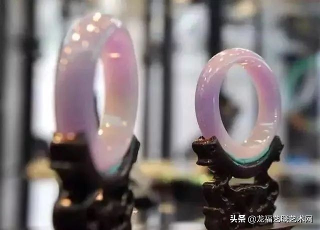 一对黄翡绿翡翠手镯,一件黄翡手镯竟然价值大几十万