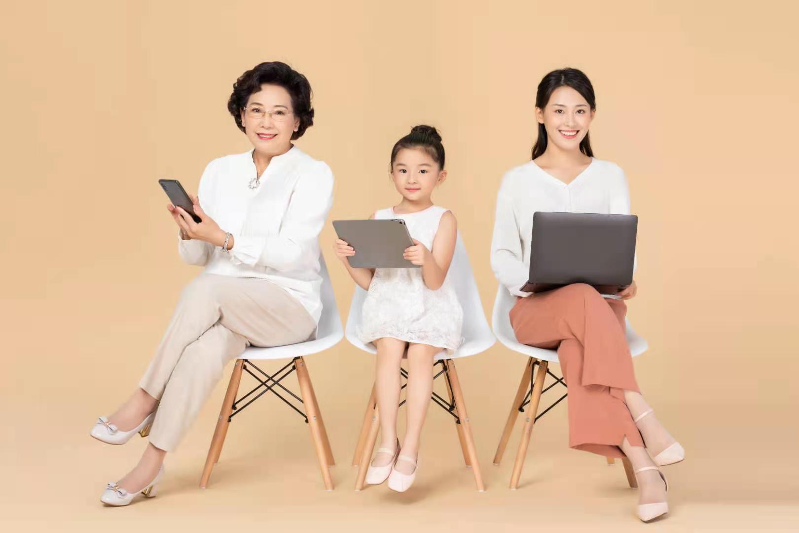 妈妈发飙爸爸表现很冤枉,妈妈发飙爸爸不敢吭声