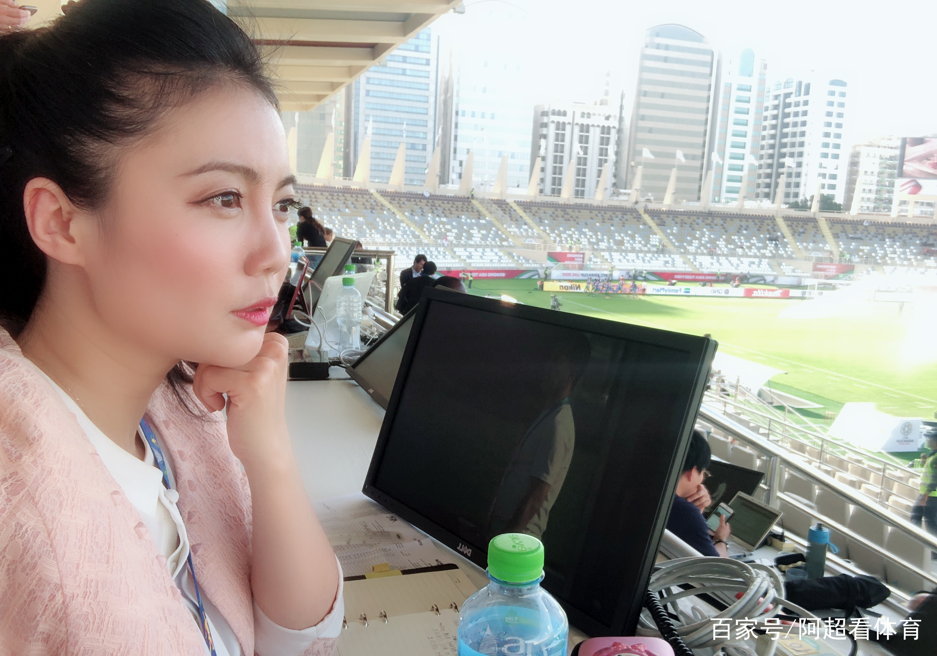 央视主持人暖心行为,记者采访伊朗主教练