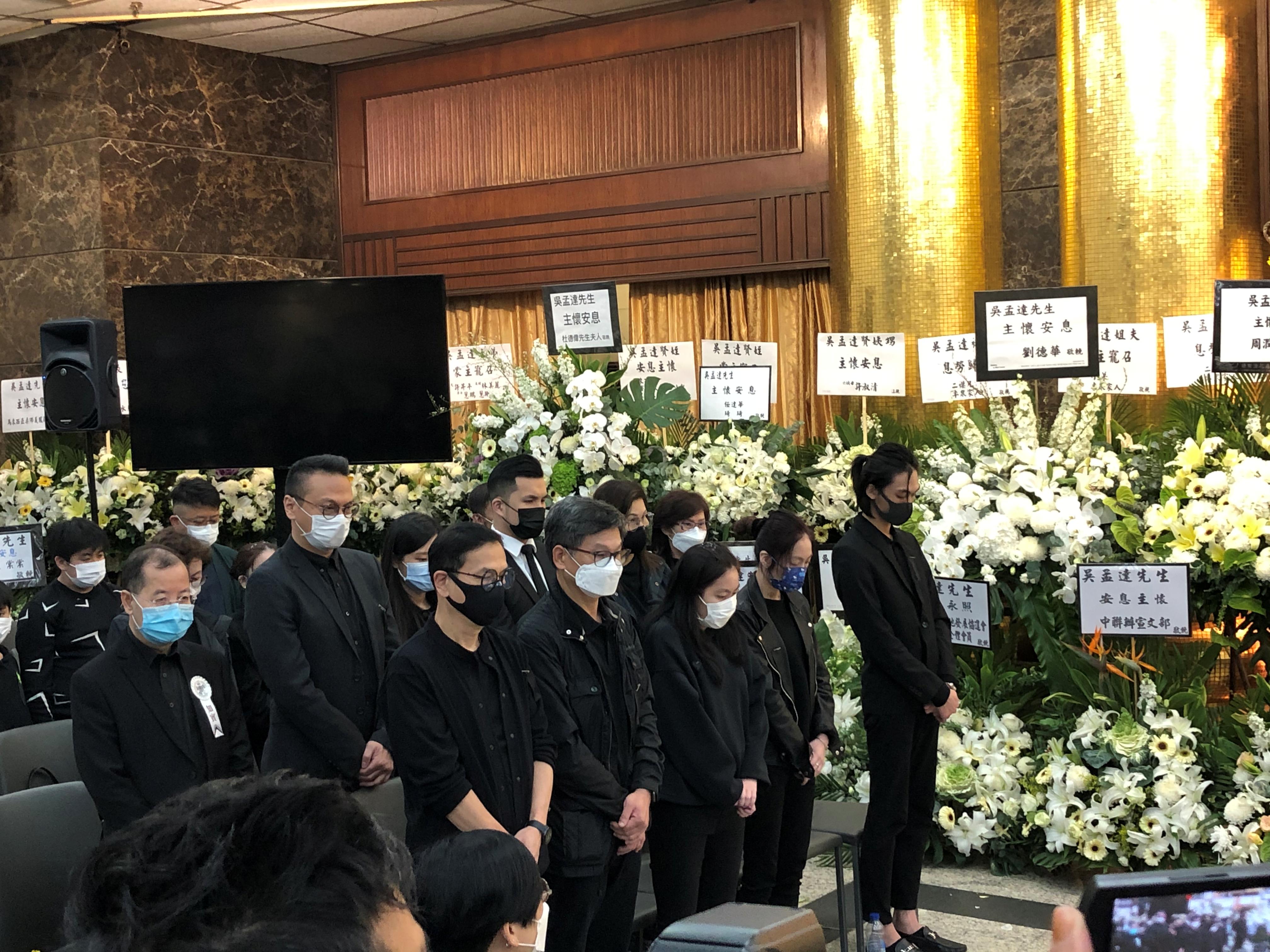 吴孟达丧礼现场直击：灵堂一片花海，周星驰第一个到场，刘德华、吴君如悼念，影迷送行，家人用达叔金句致谢