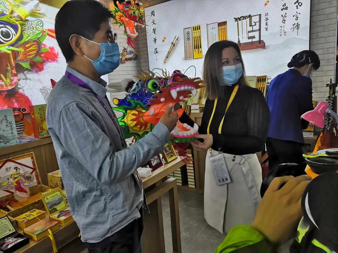 潍坊风筝“飞”入进博会