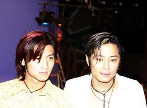 王杰嗓子坏了后的经历照片,王杰嗓子坏了后的经历