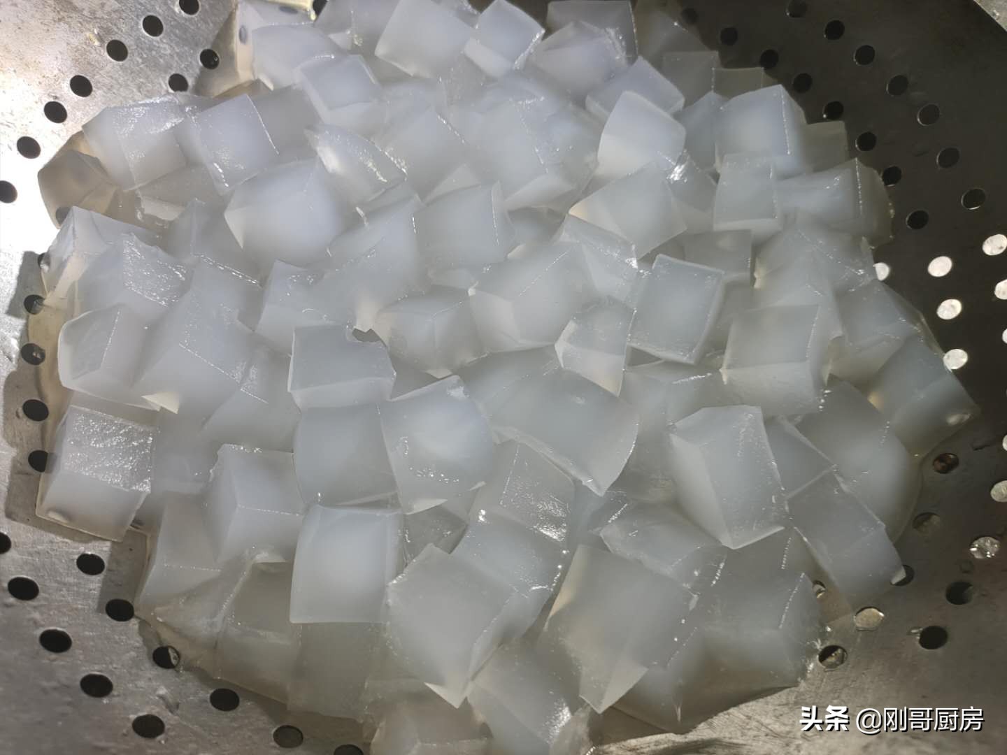 炒凉粉要不要焯水,炒凉粉要不要拿油刨下