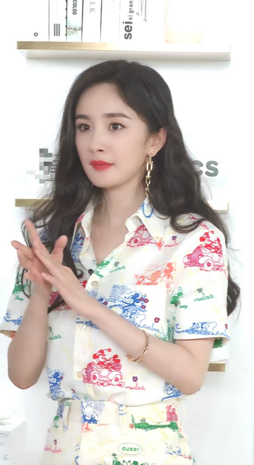 杨幂穿涂鸦短裙现身李佳琦直播间,杨幂合体李佳琦直播