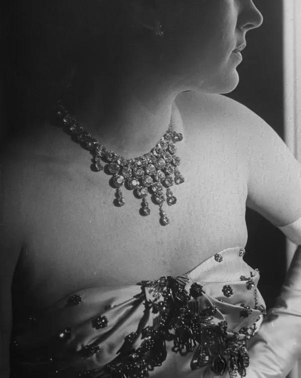 这位香奈儿的死对头，迪奥先生齐名，打造出最原汁原味的法式优雅