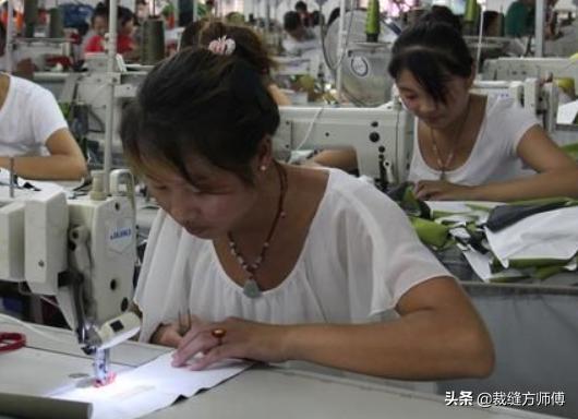 1个工人1天可以生产12套服装,1个人做10天的工作