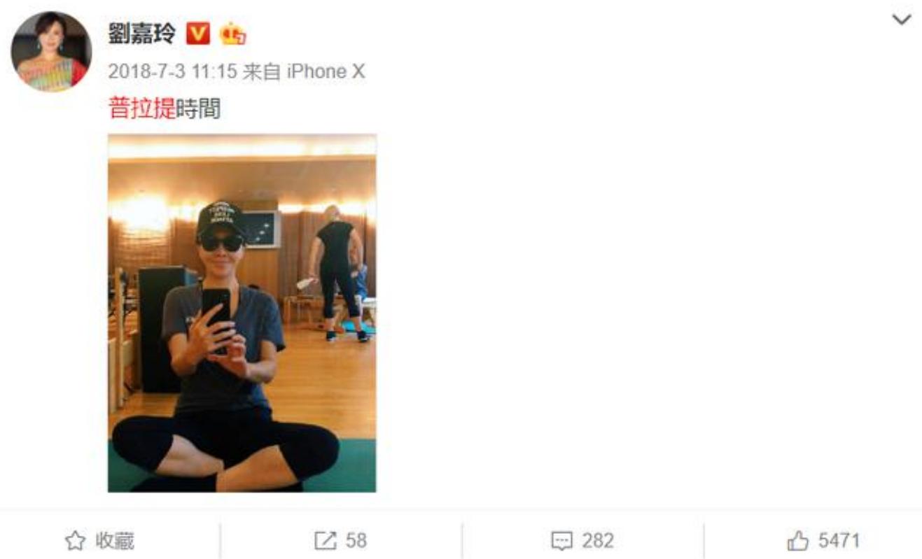 周冬雨身穿清新的薄荷色挂脖礼服,周冬雨巴黎时装周露腰撞色造型