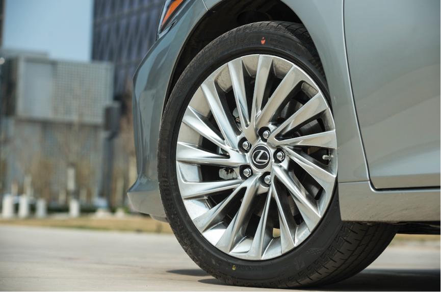 雷克萨斯es300h对比奔驰e,雷克萨斯es300h和奔驰e级