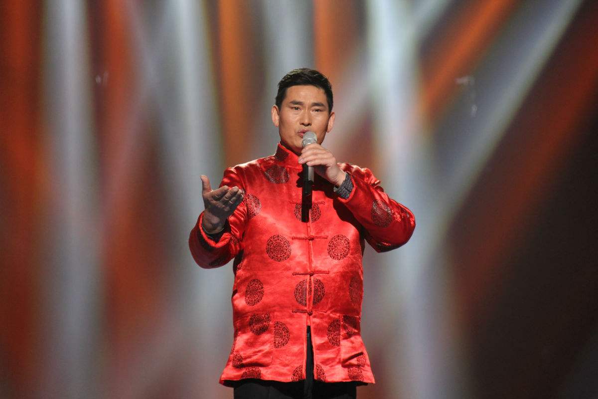 牛莉春晚红色大衣,牛莉春晚大衣图片