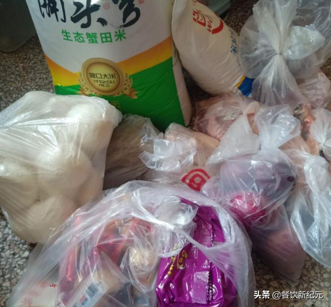 福州大爷大妈购买力爆发，老板无奈：不要互相伤害，不要买这么多