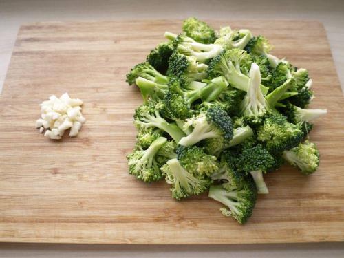 蒜蓉西兰花和清炒西兰花有啥不同,西兰花炒虾仁西兰花焯水多久