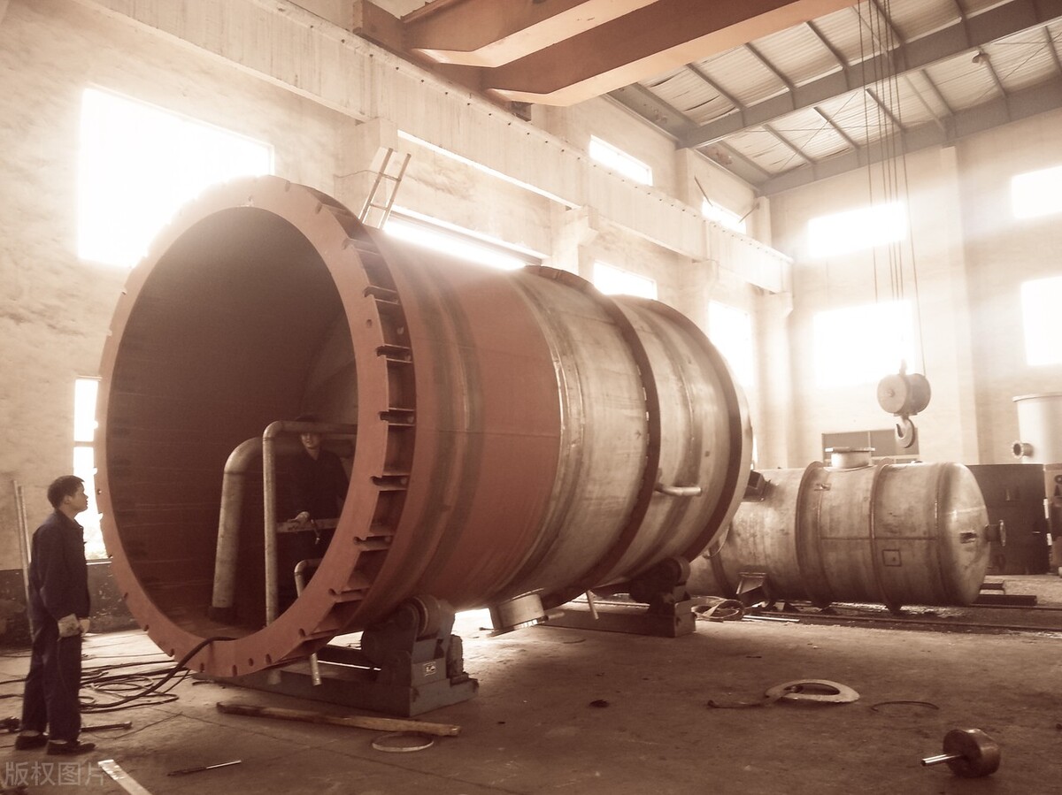 《微尘》:生命以痛吻我，还有谁在爱着我？