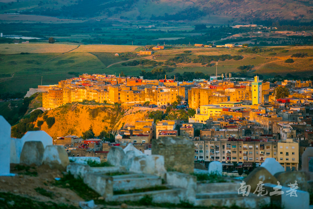 非洲这个城市这么臭,游人却每天排队参观
