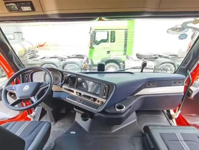 重汽豪沃单驱牵引车国六最新款,不挑油的汽车