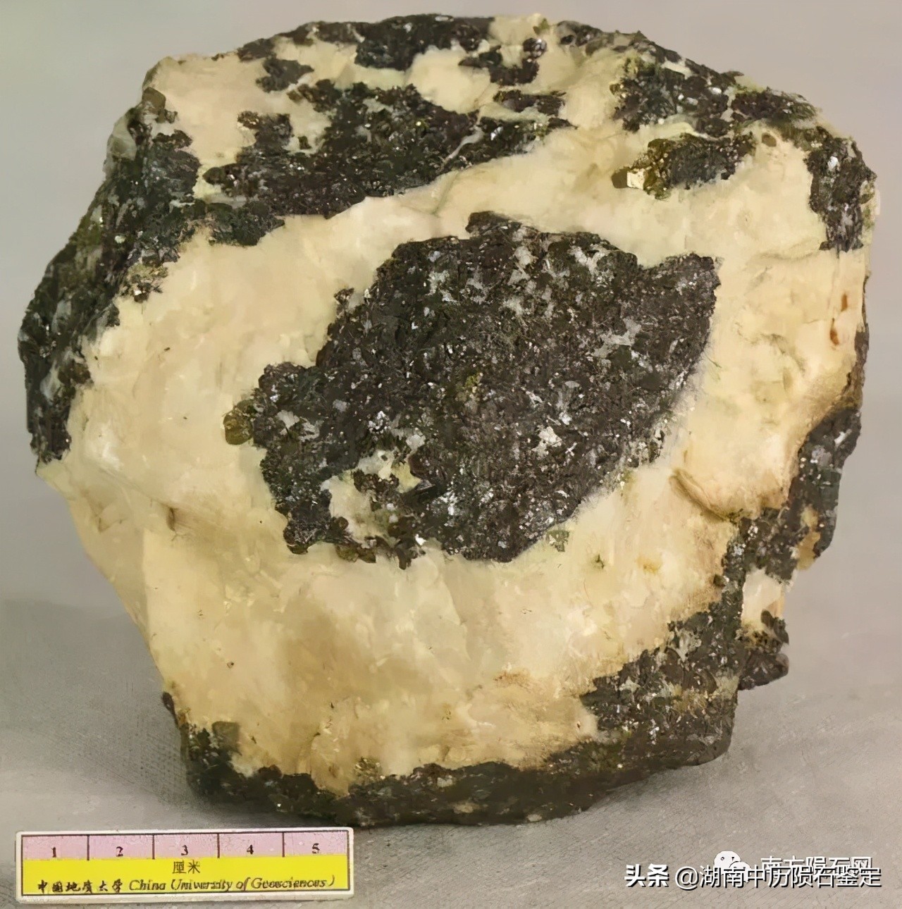 月球陨石与地球矿石的区别,月球陨石和矿石有什么区别