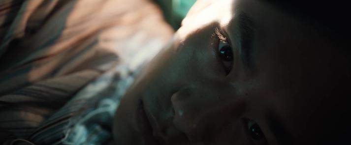 送你一朵小红花父亲在餐桌上哭,送你一朵小红花路边哭的片段