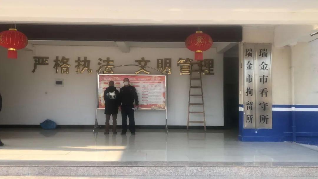 赣州一大老板返乡被警察当街带走，原来是他竟是名网逃