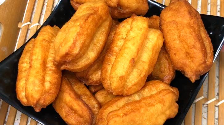 1斤面2个鸡蛋炸油条的配方,只用面粉和鸡蛋在家就能炸油条