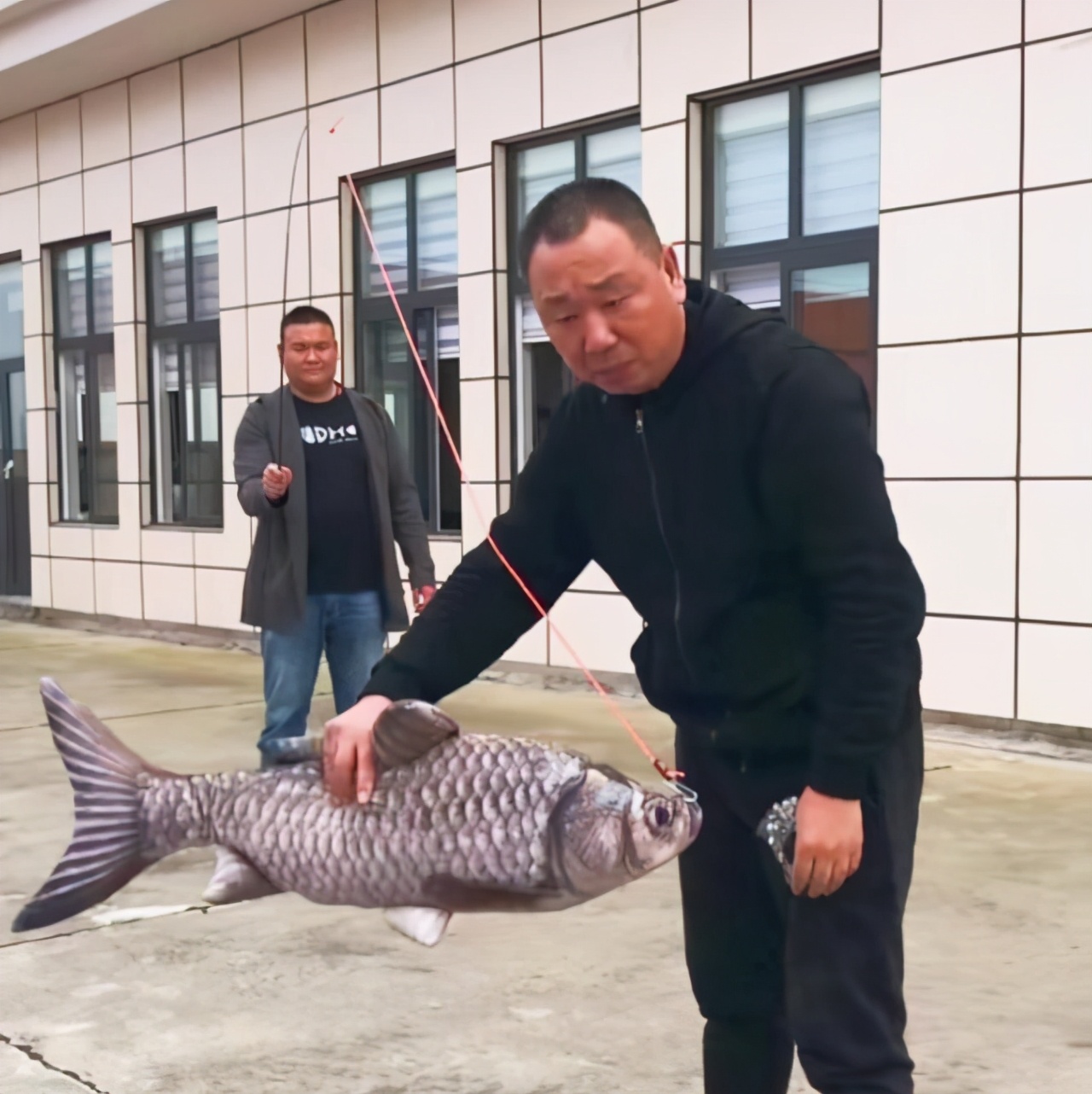 大鱼上钩后,“抱杆”和“摆杆”哪个动作靠谱?崔大师给出答案