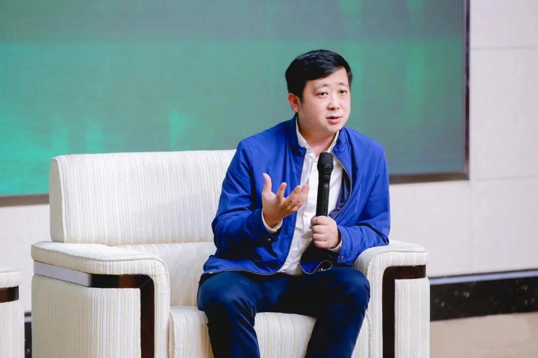 他们收老酒，卖老酒，喝老酒，他们是一帮疯狂“老酒人”