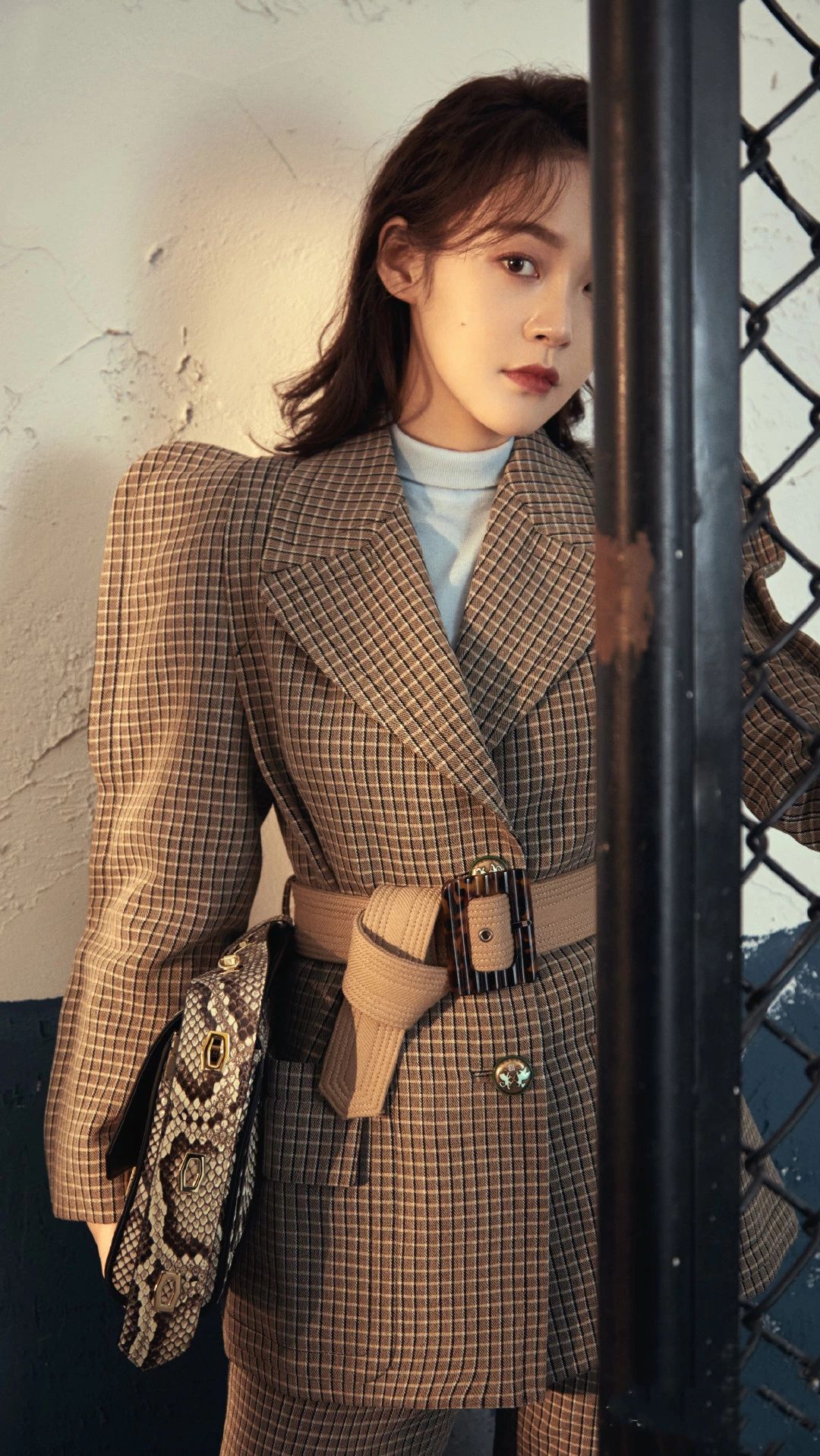 聪明女人秋冬季节也少不了腰带，外穿内搭都可以，明星都喜欢