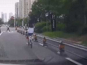 对付不爱喝水的孩子,熊孩子不爱喝水的问题