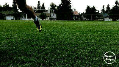 简单又实用的过人技巧足球,足球过人技巧空中摆动腿