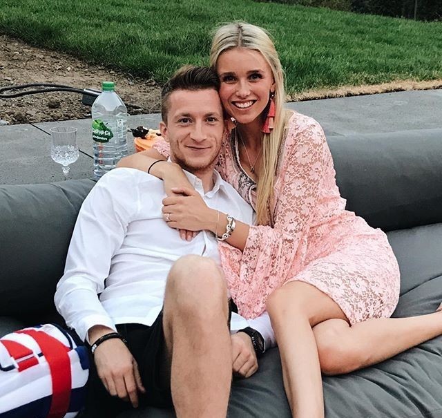 梅西和c罗年轻照片,足球巨星梅西9岁对妻子一见钟情