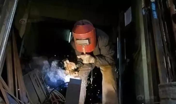 焊接怎么保护眼睛又能看清楚,焊接时眼睛是睁还是闭