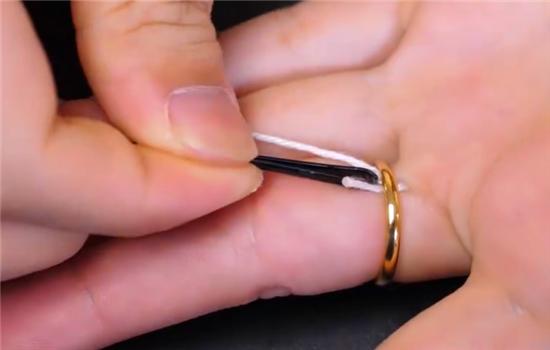 戒指戴久了取不出来今天教你一招,用牙签不用绳子就能把戒指弄出来