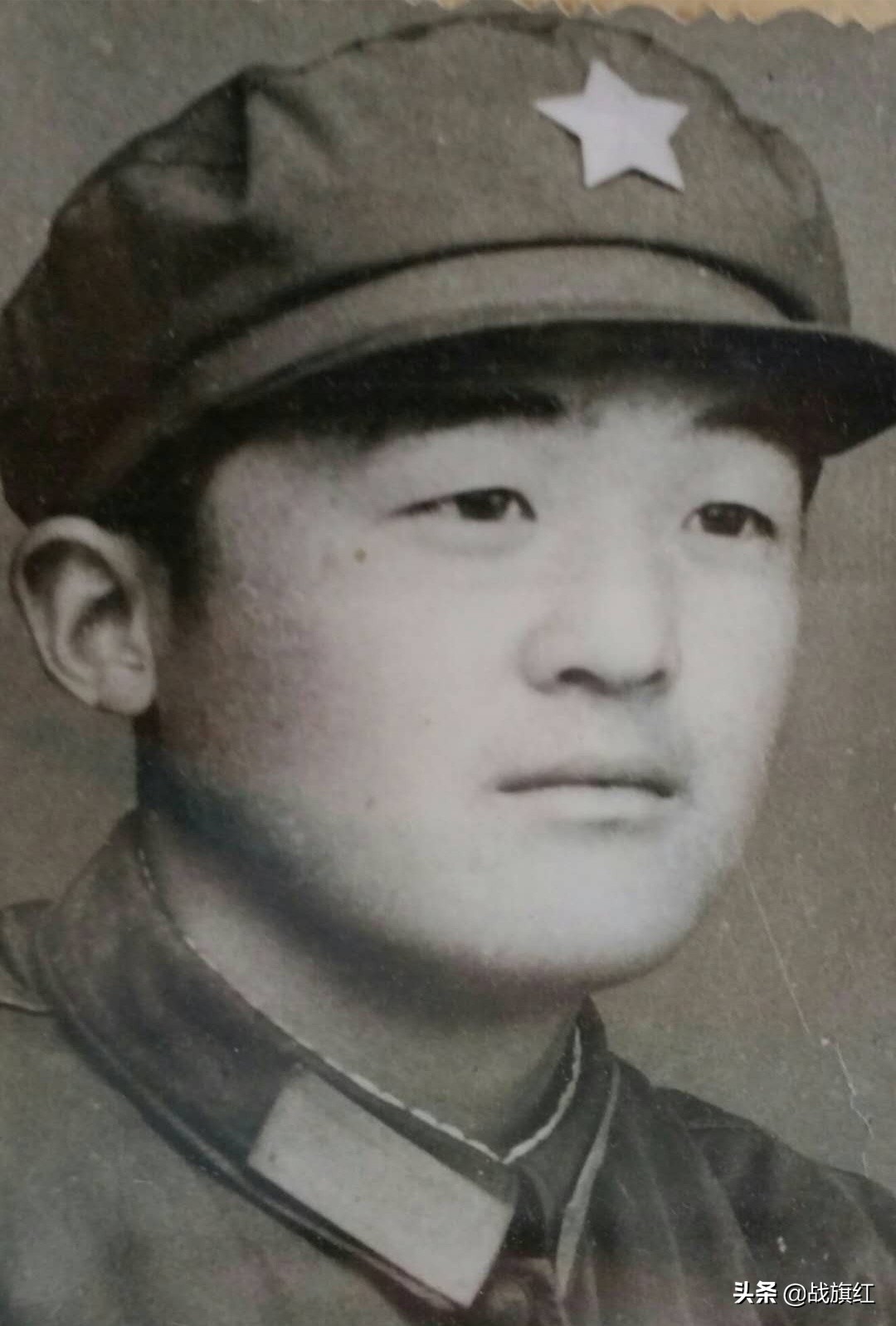 老兵拉肚子意外坐到木把,疼得直叫唤,班长背起老兵送到卫生队