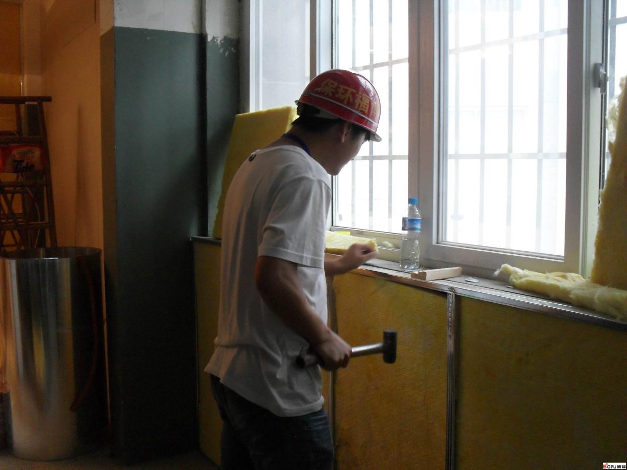 业主砸墙改大衣柜,偷学电影院,柜子后面塞毛毡,隔音效果好3倍