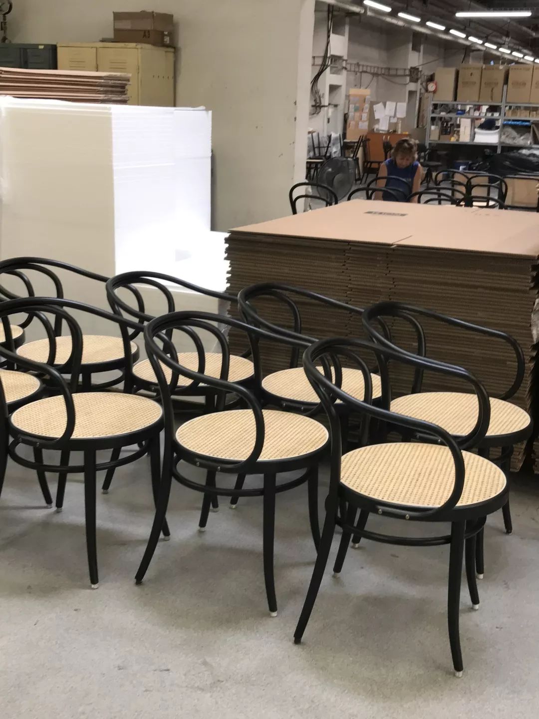 探访TON工厂看经典椅子背后的故事|疯狂24h我们去捷克干了啥?