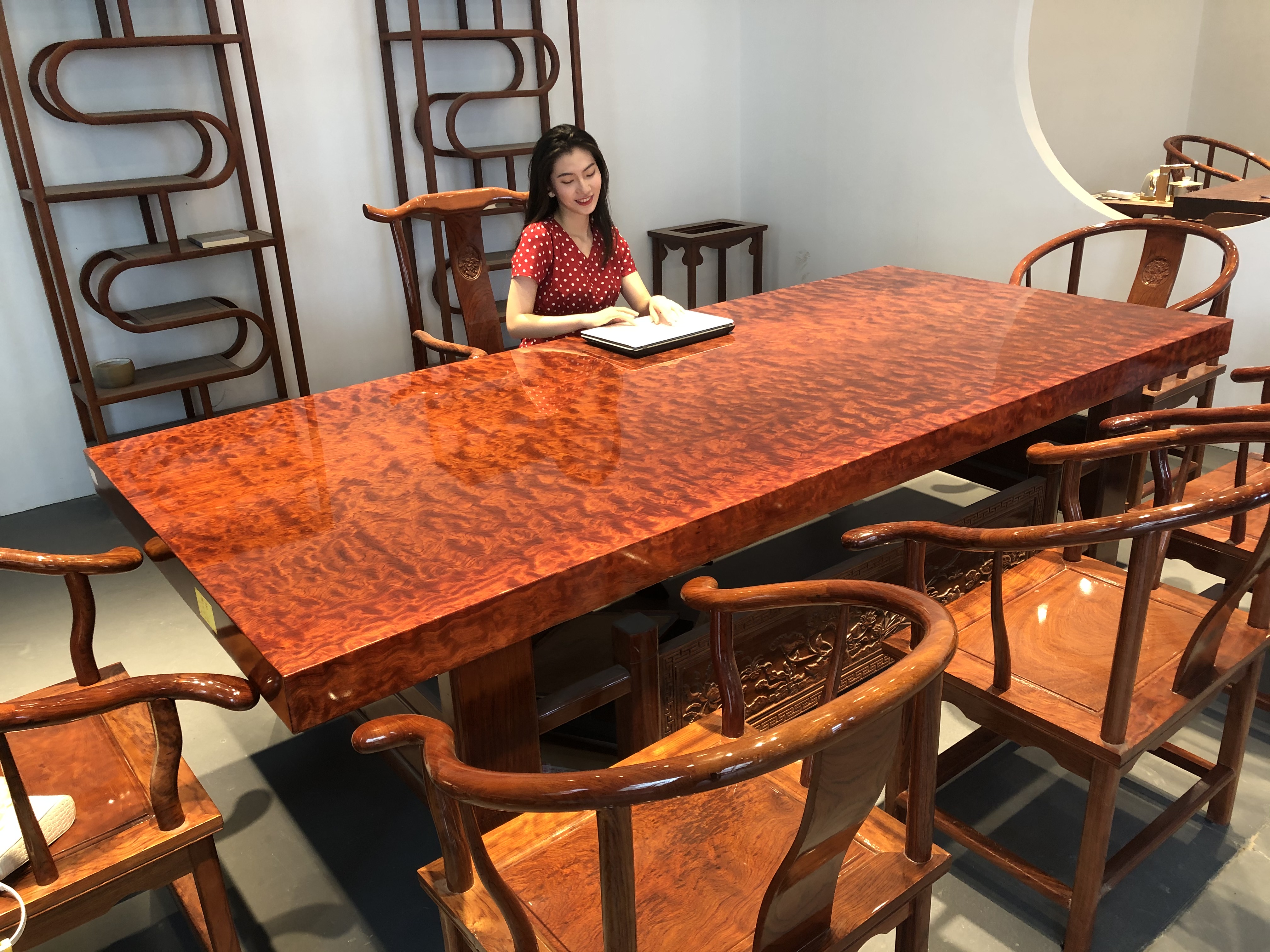 苏州家具城土豪桌*局骗**!8万天价桌出厂就9千,原料极像棺材板