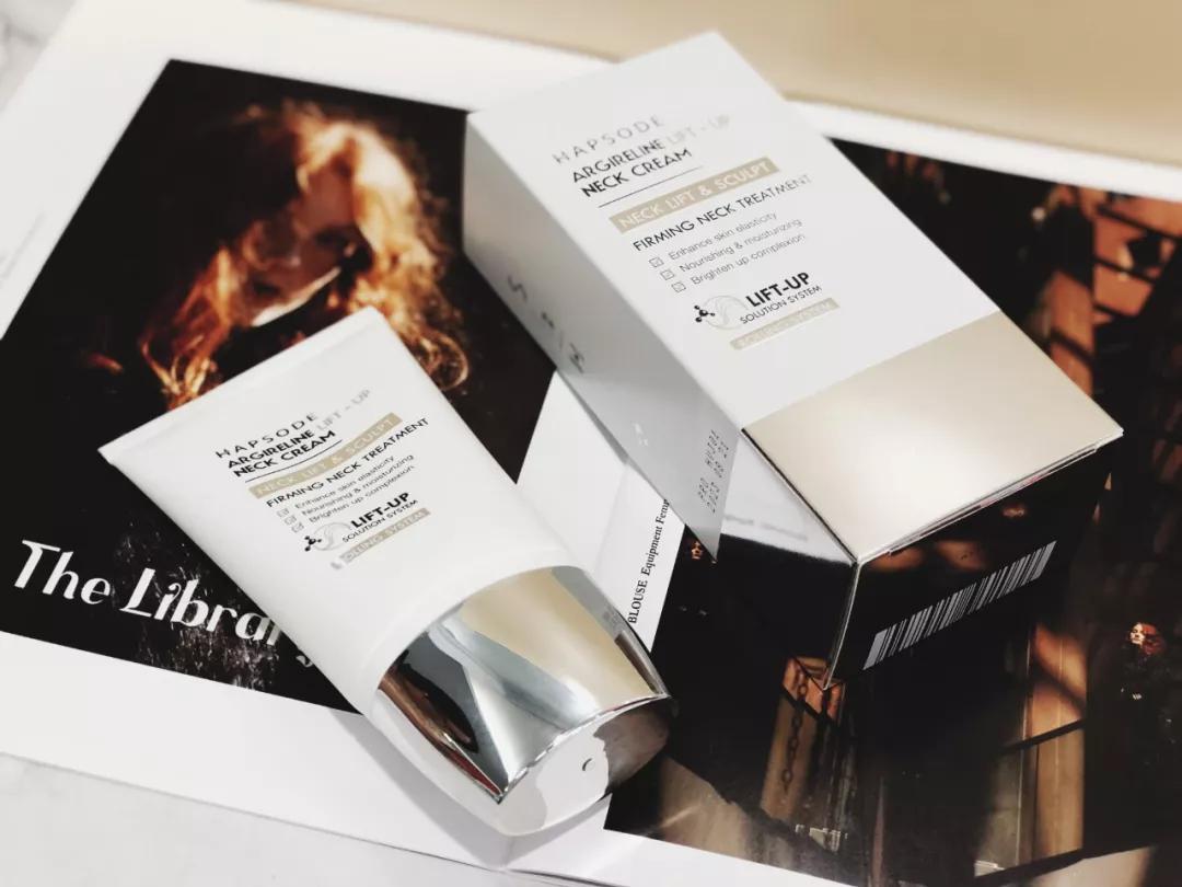 刘诗诗与倪妮再度同框,除了体态外,在脖子上她们也在暗自用力