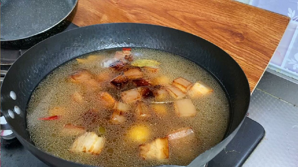 做红烧肉是红糖好还是白糖好,做红烧肉时用冰糖还是白糖