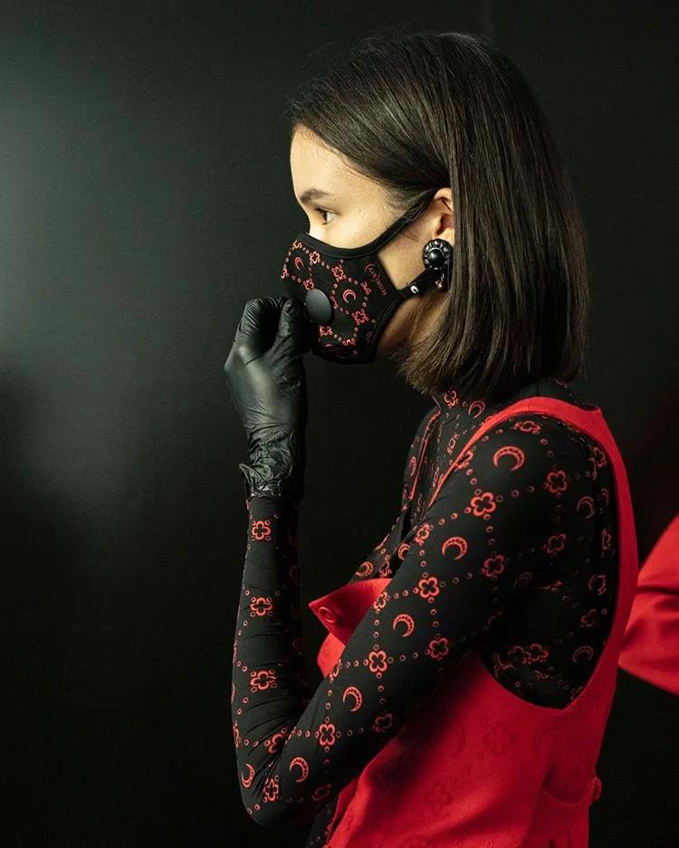 疫情肆虐，穷人无处可逃，富人们订私人飞机，请私人医生检测