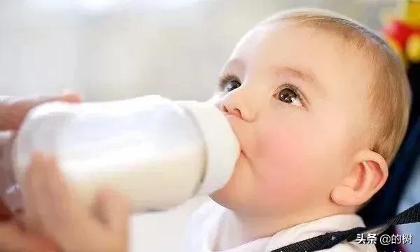 宝宝吐奶了怎么办3个办法解决,宝宝吐奶怎么解决最快最有效