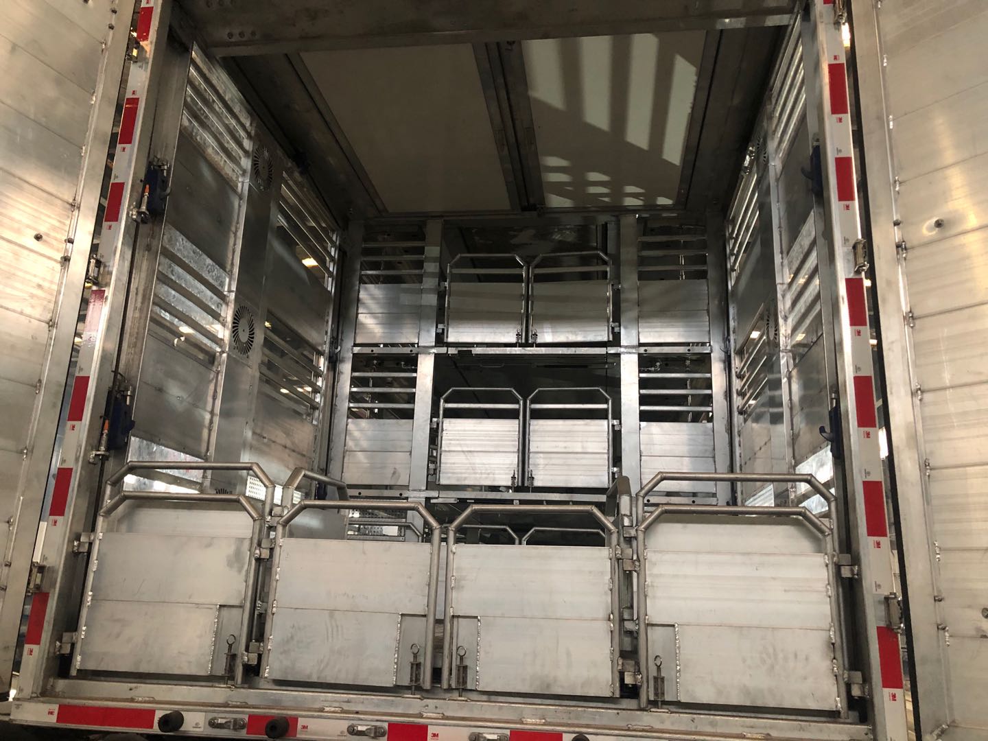 前四后八拉猪车1年赚多少钱,年赚十亿的汽车