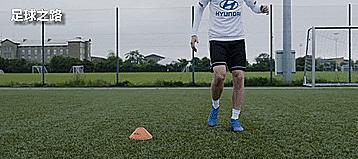 虚晃过人教学跑位,足球双人过人招式教学