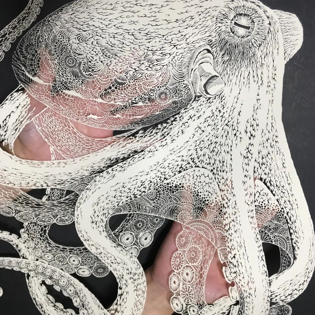 她被称为“刀王”，凭一把破刀，一张破纸，作品征服了全世界