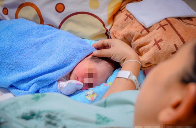 顺产时宝宝经过产道挤压了哪里,顺产宝宝是被医生拽出来的吗